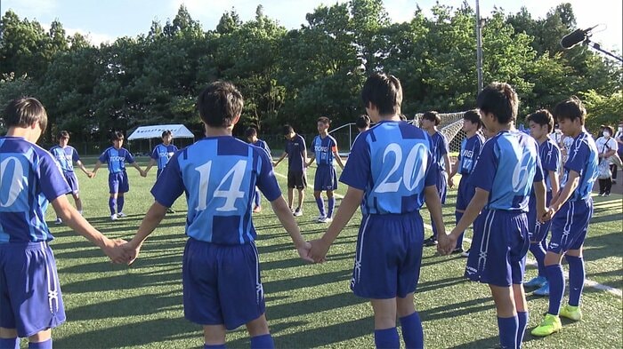 地元のライバル校同士で開催した”手作りの引退試合”で全てを出し切り仲間との最後の円陣を組む栃木高校の選手たち
