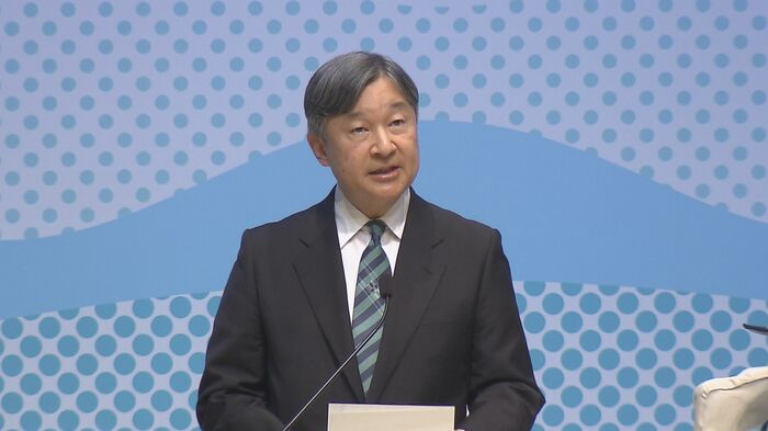 式典でお言葉を述べる天皇陛下
