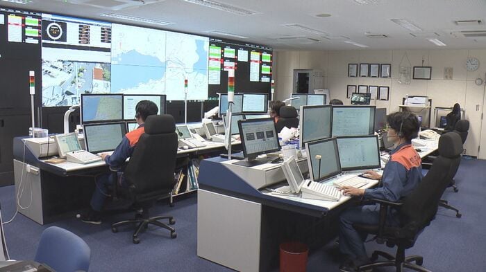 高機能指令センター 壁一面のディスプレイと複数のモニターを前に救急対応の情報管理にあたる