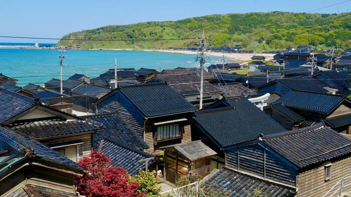 黒瓦と日本海が美しい（撮影：2019年5月）