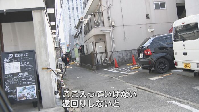 車内にいる記者が見つけるも…