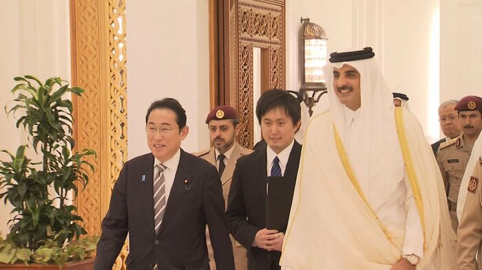 カタールのタミム首長(右)と会談した岸田首相