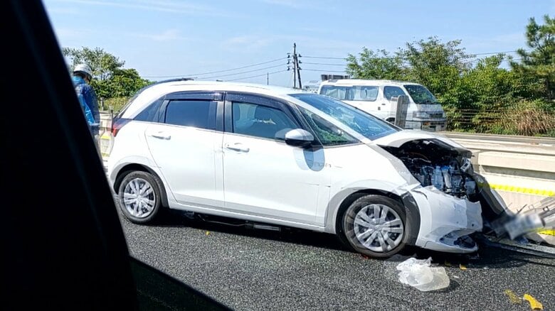 北陸自動車道で乗用車が工事用の資機材に衝突する単独事故 運転手が軽傷の見込み　新潟｜FNNプライムオンライン