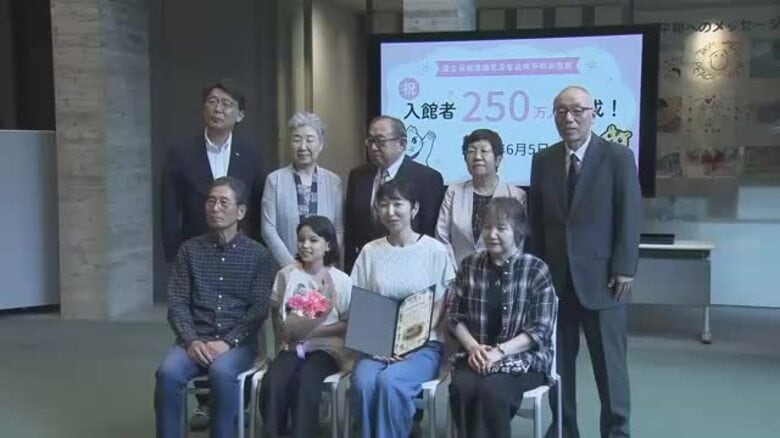 訪れたきっかけは長崎の被爆者とのオンラインでの交流　長崎原爆死没者追悼平和祈念館250万人目の入館者はアメリカの大学で日本語を教える女性と家族｜FNNプライムオンライン