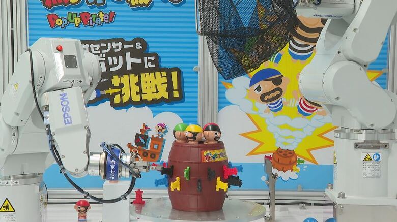ロボットが「黒ひげ危機一発」　微妙な力を感知して「当たりの穴」を回避　セイコーエプソンが大阪・関西万博で技術力PR｜FNNプライムオンライン