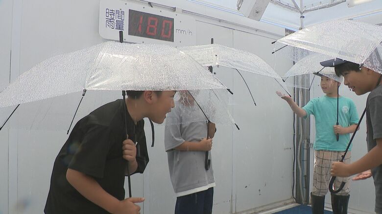 1時間に約180ミリ…“災害級の大雨”を児童が体感「強い雨が降り続いたら怖い」備えの大切さ学ぶ 新潟｜FNNプライムオンライン