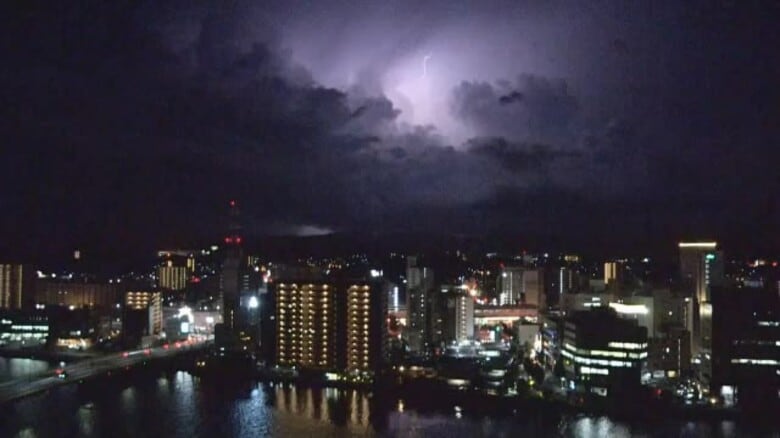 松江の夜空を照らす「閃光」島根県飯南町で観測史上最大の時間雨量76ミリ記録　大雨など注意｜FNNプライムオンライン