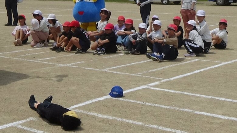 小学生はトラックの運転手から見えにくい！「巻き込み事故」に気を付けて「内輪差」を知ることが事故を防ぐ｜FNNプライムオンライン