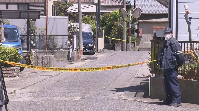 度々パトカーが来る騒動起こす…自宅前の路上で76歳父親の腹を刺して殺害しようとしたか 23歳息子を逮捕｜FNNプライムオンライン