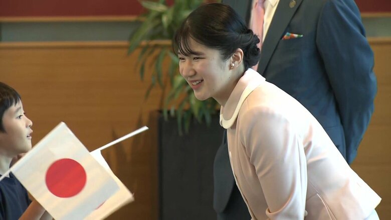 愛子さま初の地方公務 佳子さまご着用の有田焼イヤリング人気沸騰 天皇皇后両陛下をはじめ11人の皇室の方々ご来訪｜FNNプライムオンライン