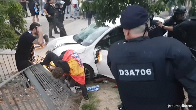 サッカースタジアムの前に集まっていた群衆に車が突っ込む…16人負傷　スペイン・バルセロナ｜FNNプライムオンライン