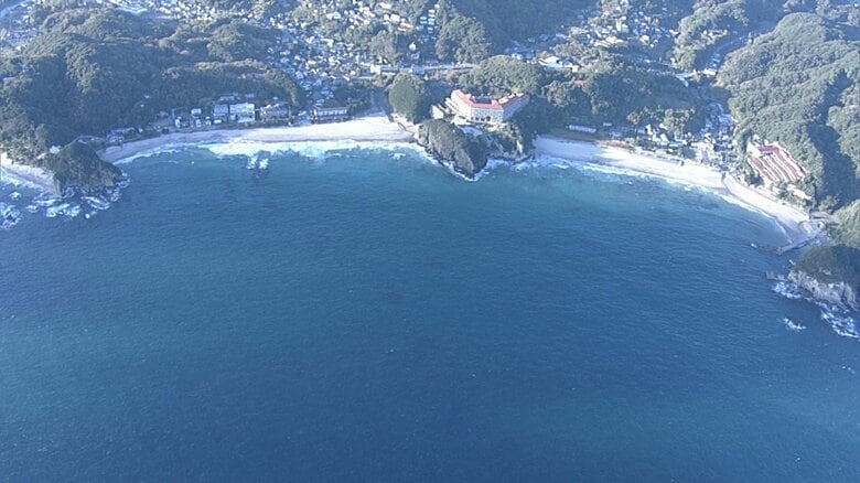 海水浴場で10代男性2人溺れる　サーファーに救助され搬送も命に別条なし　警察「水辺ではライフジャケット着用を」｜FNNプライムオンライン