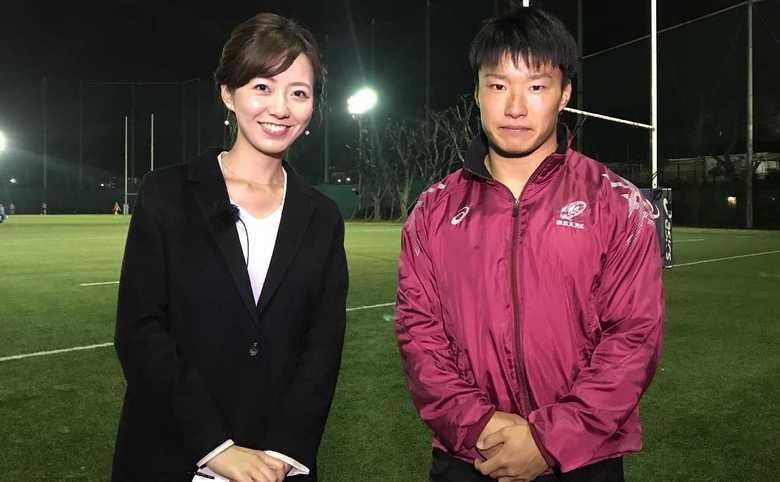 内田アナも早大ラグビー部を取材してきた。右は斎藤主将