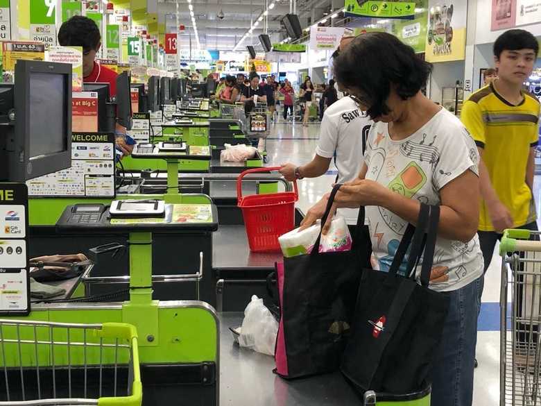 エコバッグを使う買い物客