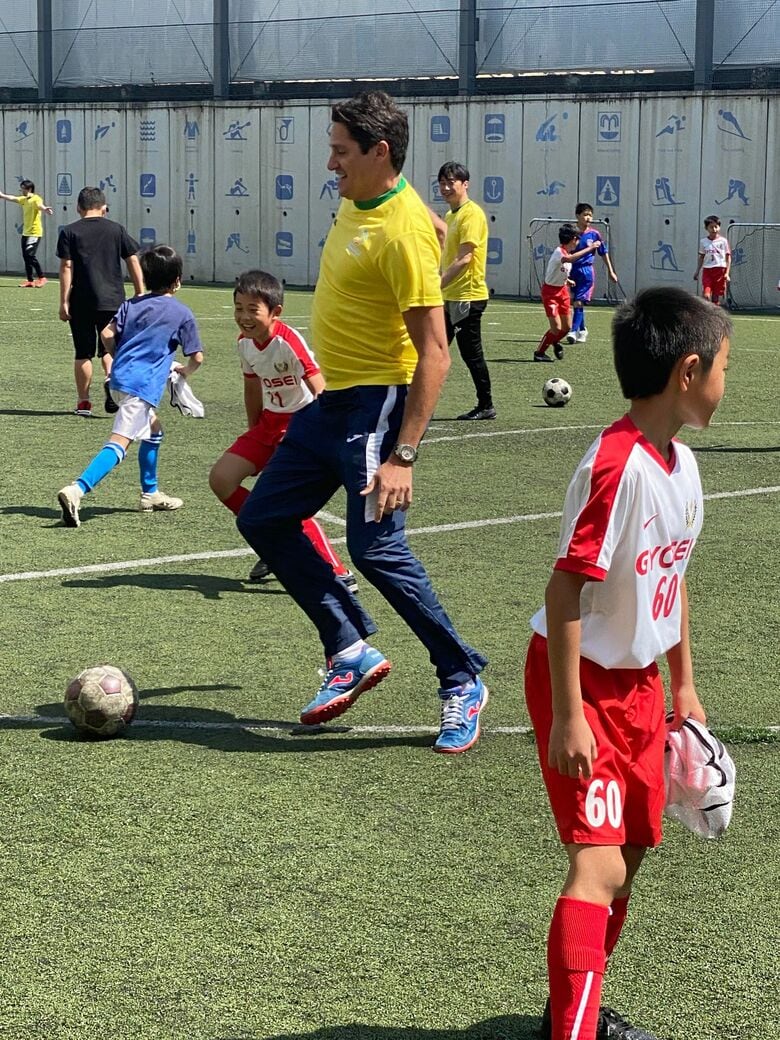 エジミウソンさんが子どもたちにサッカーの指導を行った