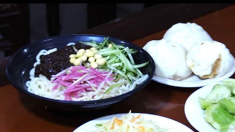 バイデン氏が注文したとされる300円のジャージャー麺と肉まんの通称"大統領セット"