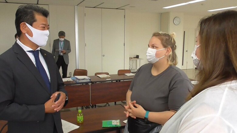常総市役所では、市長らが、イリーナさんを出迎えた。