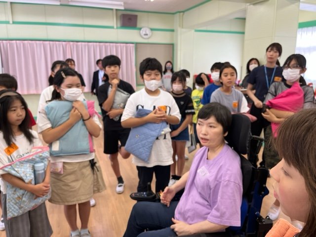 多様な講師たちが授業を行う