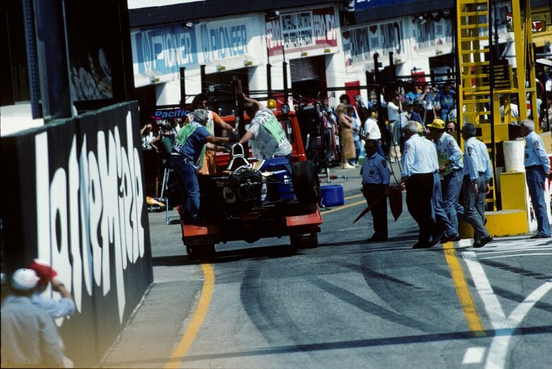 レース後 戻ってきたセナのマシン