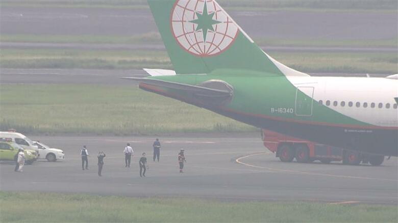 羽田空港はA滑走路を閉鎖して対応に当たっている
