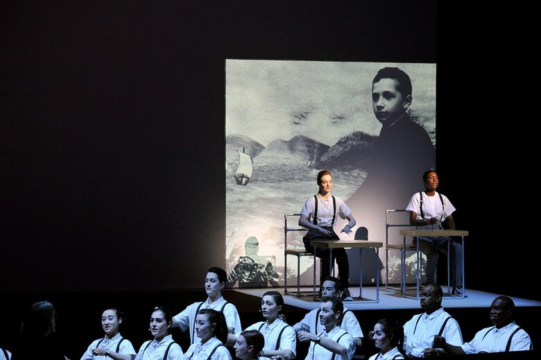 『浜辺のアインシュタイン』フランス・モンペリエでの上演 2012年Photo © Lucie Jansch Courtesy of RW Work, Ltd.