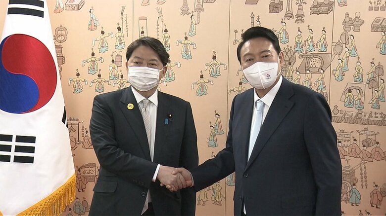 尹大統領（右）に岸田首相の親書を直接手渡した林外相（10日）