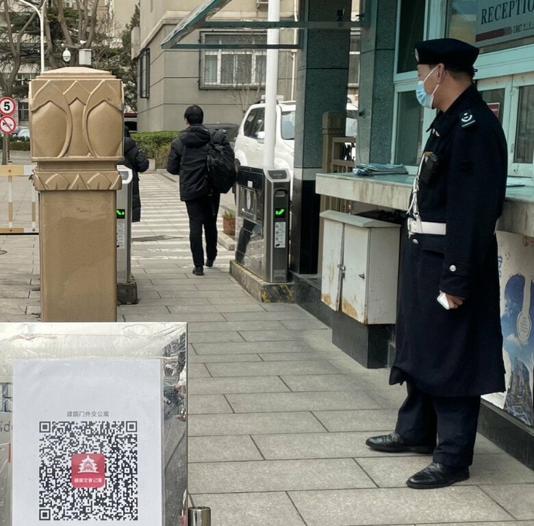 新型コロナの感染拡大以降、建物入り口に設置されたQRコード（左下） これをスキャンしなければ中には入れない