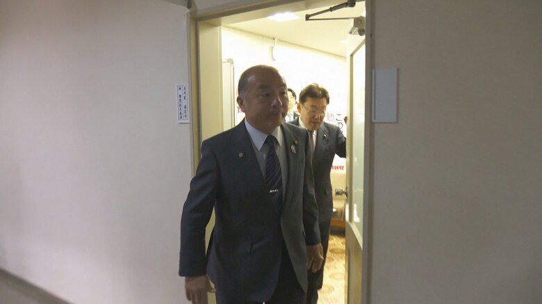 「高岡愛」の控室から出てきた「同志会」幹部（27日）