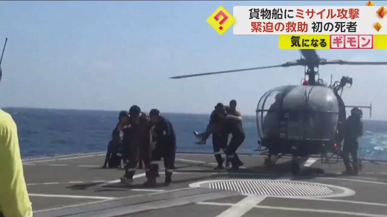 救助後、海軍の船へと運んでいく様子