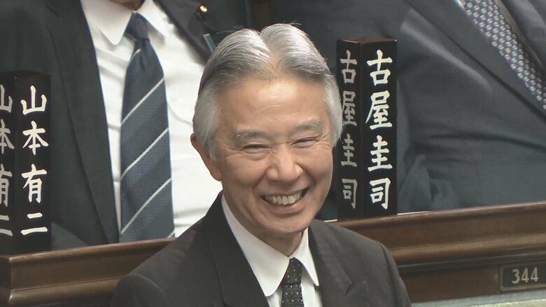 旧統一教会の友好団体との接点が判明した盛山文科相。不信任決議案が否決され満面の笑み