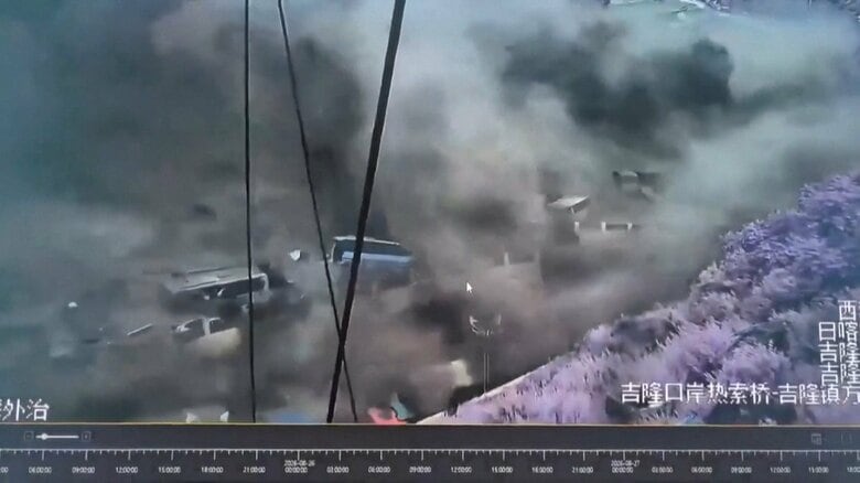 バスなど多くの車両が土石流に飲み込まれる瞬間