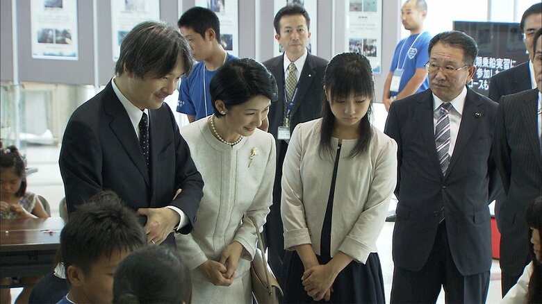 高校総文祭を視察される秋篠宮ご夫妻と佳子さま（2010年）