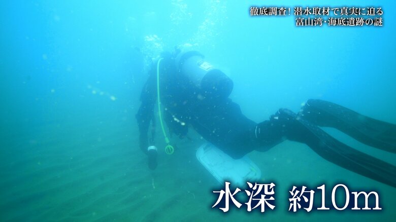 階梯は砂地が広がる