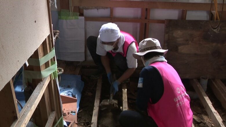 床下に流れ込んだ泥を取り除くボランティア（2025年9月）