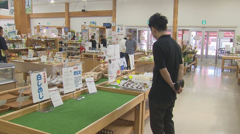マツタケを買いきた日本料理店の男性