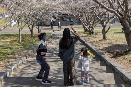 上田さん一家は「理想の学校」だと移住を決めた（写真提供：上田さん）