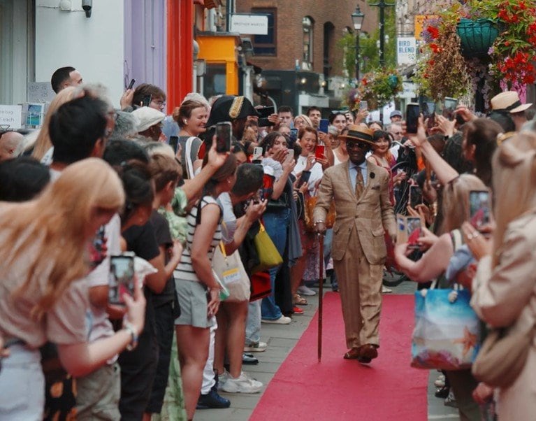 モデルたちはレッドカーペットで違いと個性を認め合う価値を鮮やかに示した