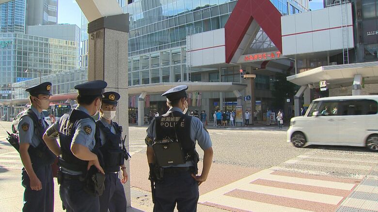 複数の制服警官が配備された