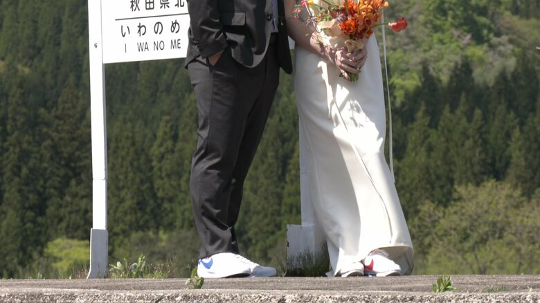 自然の中にもなじむように…色違いのスニーカーで撮影