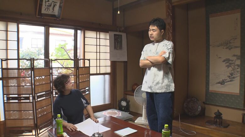 自宅で稽古をする近藤さん