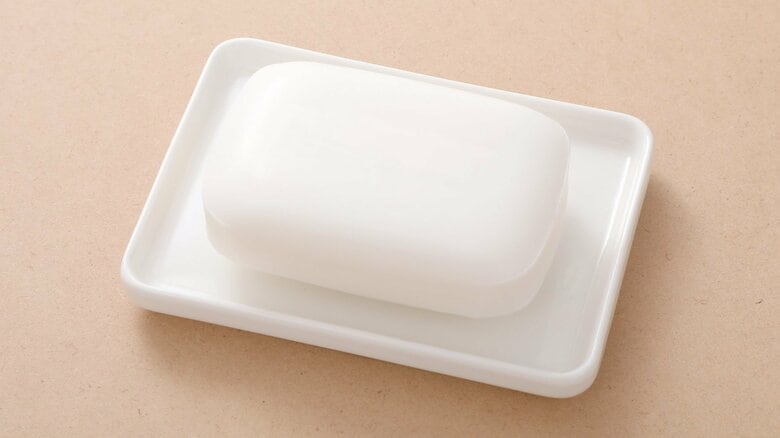 足のこすれる場所に、固形のせっけんを塗り込んでみよう（画像はイメージ）