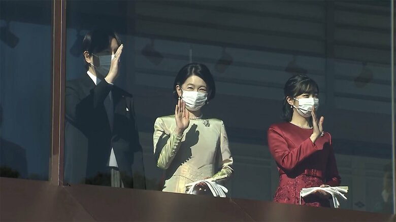 今年の新年一般参賀の様子。紀子さまは薄曙色のロングドレスを、佳子さまは茜色のロングドレスを身に着けられていた。