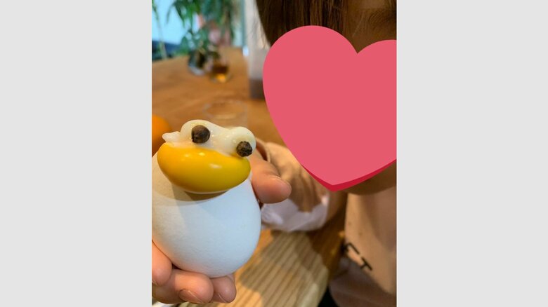 はみ出た白身、黄身でアヒルのように見える（持っているのは、さちうす子さんの娘さん）