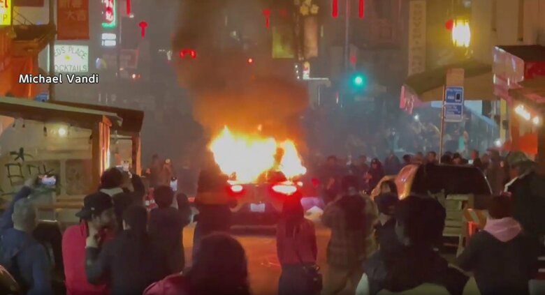 襲撃された自動運転タクシー（提供：Michael Vandi）