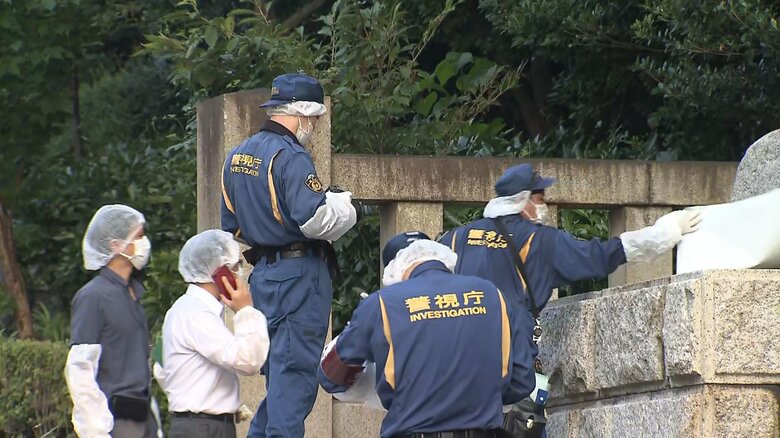 現場を調べる警視庁の捜査員