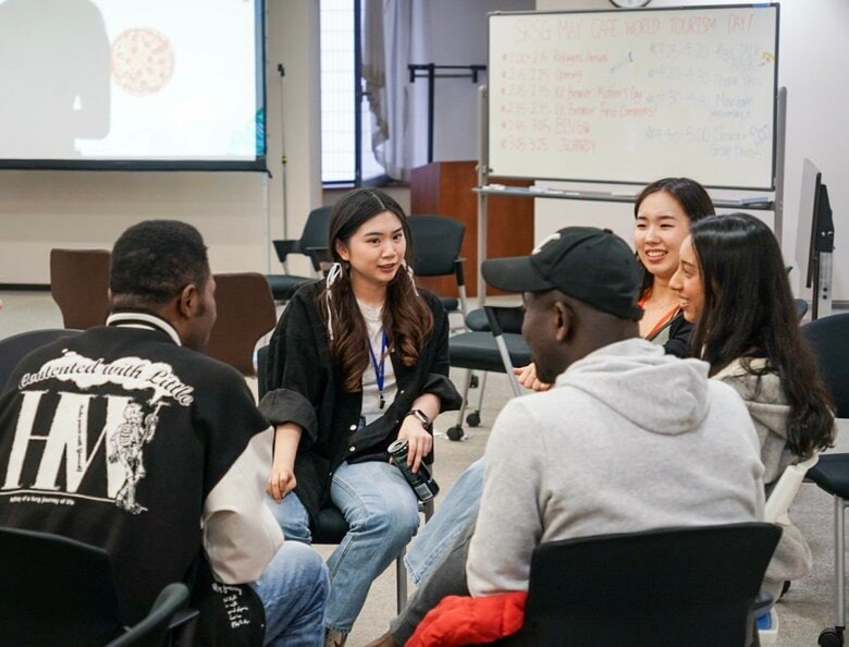 「難民カフェ」は学生、難民申請者同士の交流の場だ