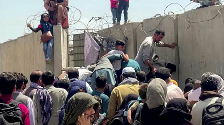 現地では「制御不能に陥った市民」が有刺鉄線を乗り越え空港へ殺到