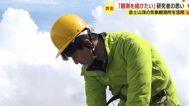 観測所で作業する鴨川さん