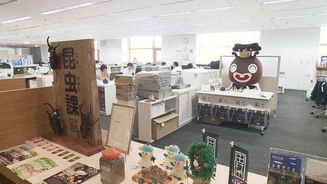 デスクワーク中のカブトン課長