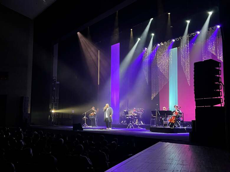 ライブでの様子　写真提供 WINメディテーションジャパン